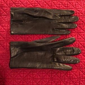 Italian fine black leather ladies gloves. Small.